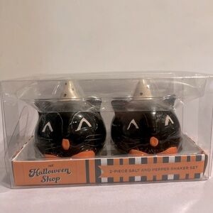 The Halloween Shop Ceramic 3 1/2’ Black Cats Salt & Pepper Shakers NIB Spooky